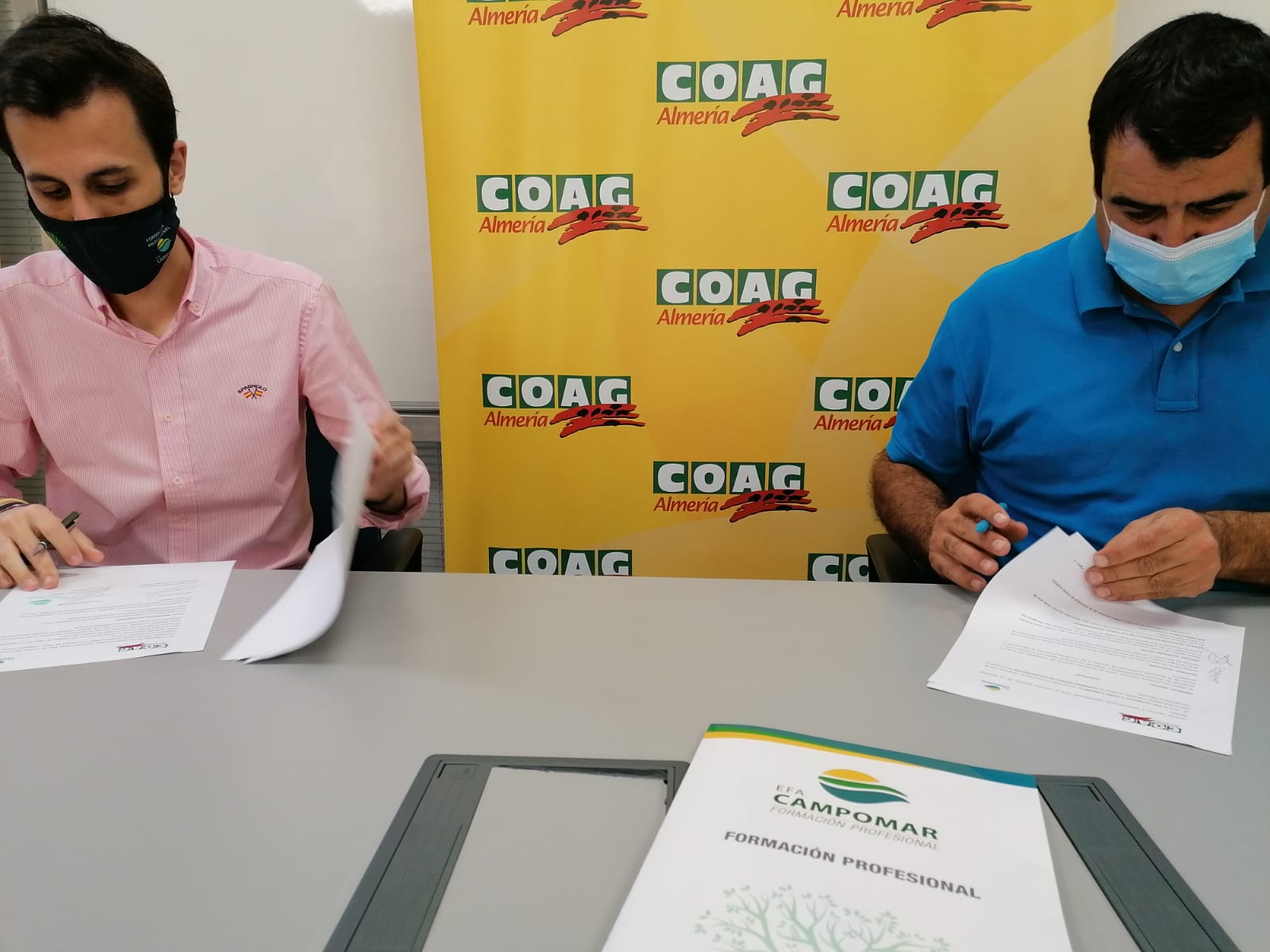 Andrés Góngora (derecha), Secretario Provincial de COAG Almería y Juan Miguel Ruiz (izquierda), Director de EFA Campomar, durante la firma del Convenio.